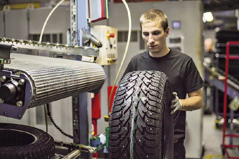 Производство зимних шин на заводе Continental в Калуге.
