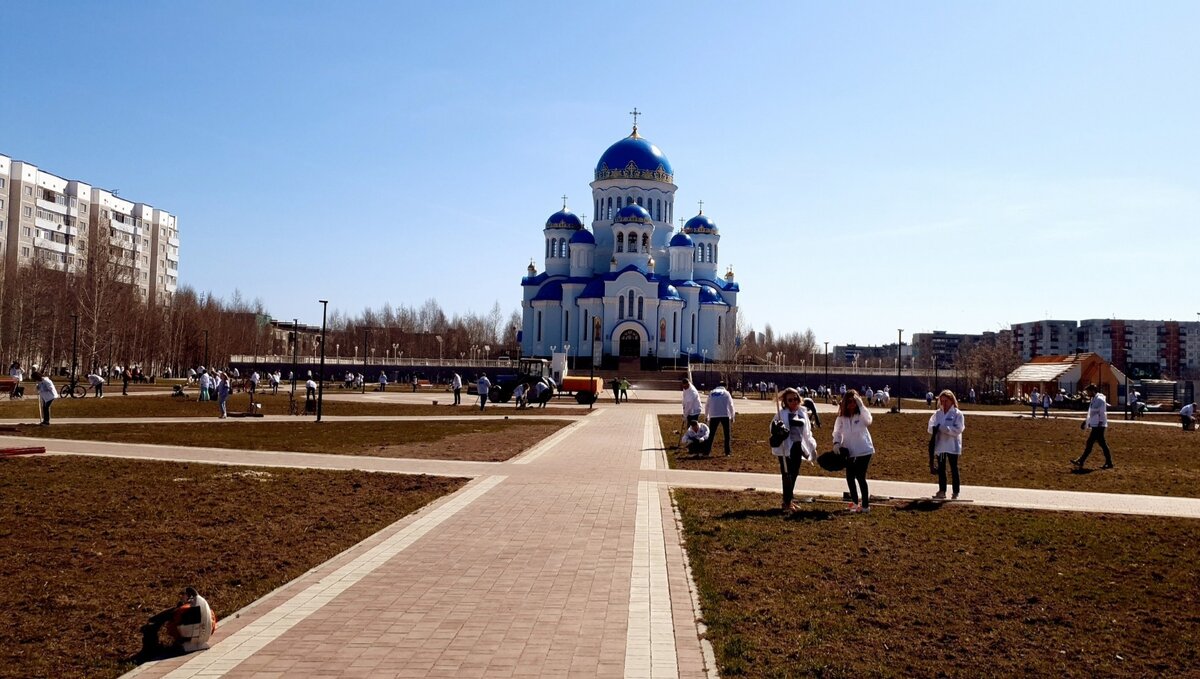     Освящать собор приехал Патриарх Кирилл.