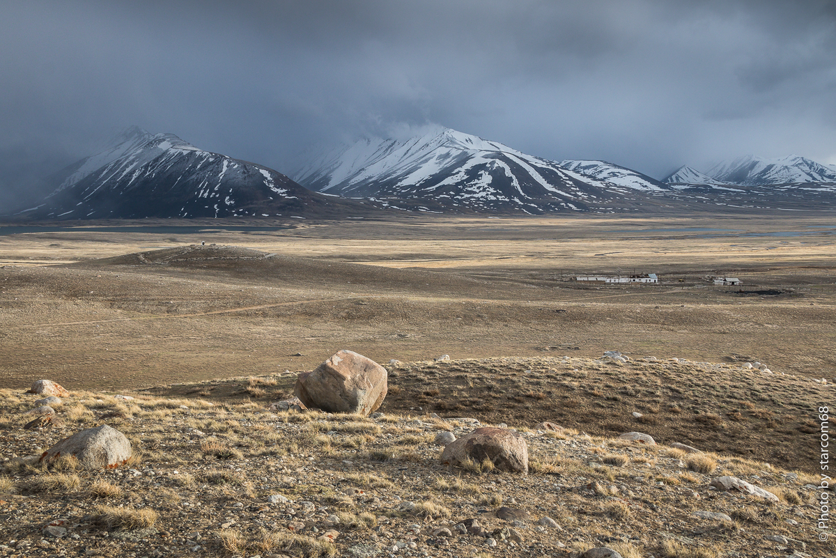 Общий вид на заставу "Зоркуль" и опорный пункт (выс. 4203 м) из точки под названием "Мой НП" на высоте примерно 4230 м