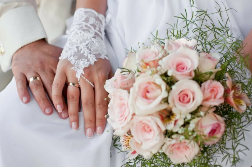 В конце концов, какая женщина не хочет красивую и сказочную свадьбу, получить заветное обручальное колечко и титул "законной супруги"?