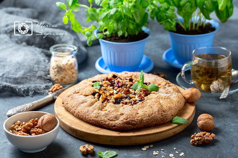 Ароматный, вкусный пирог - галета с черной смородиной и грецкими орехами.