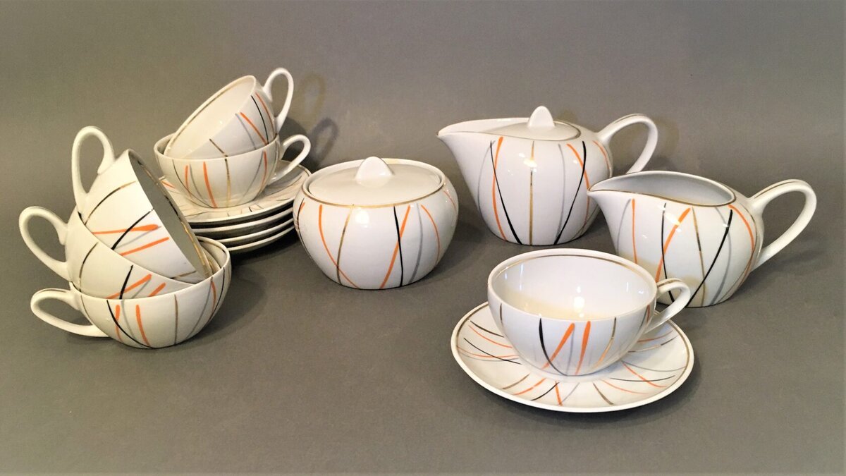 Чайный сервиз "JŪRMALA" ("ЮРМАЛА"). Рижский фарфоро-фаянсовый завод ( RPFF - бывш. предприятие Тов. М.С. Кузнецова). Автор Anatolijs Travņikovs (Анатолий Травников). Годы производства: 1964-1968. Роспись в эстетике чистого МИНИМАЛИЗМА.  Хватами на крышках напоминает сервиз  "VIOLA" ("ВИОЛА", автор Левон Агаджанян. Выпускался в то же время: с 1964-го по 1968-й.). Листайте галерею вправо.