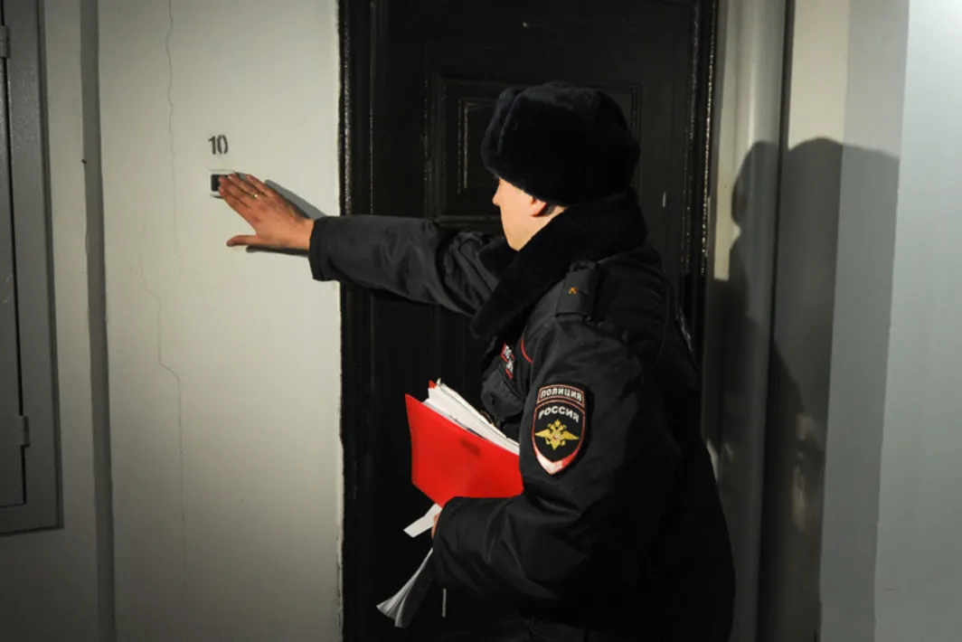 нарушение тишины картинка. полицейский в квартире. патрульный дивизион милиции. полиция патрулирует. каринка о нарушении тишины.