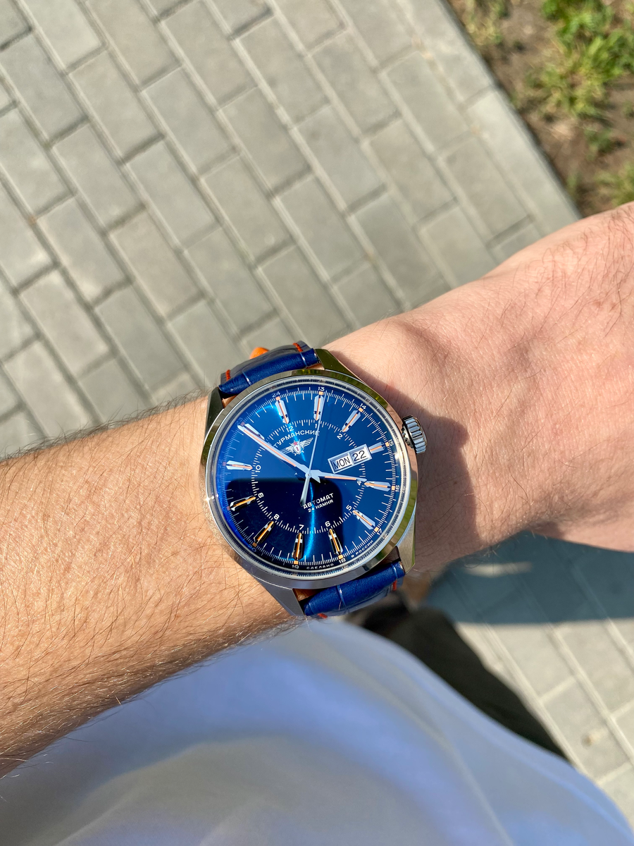 Солнечные блики на циферблате завораживают 🌌