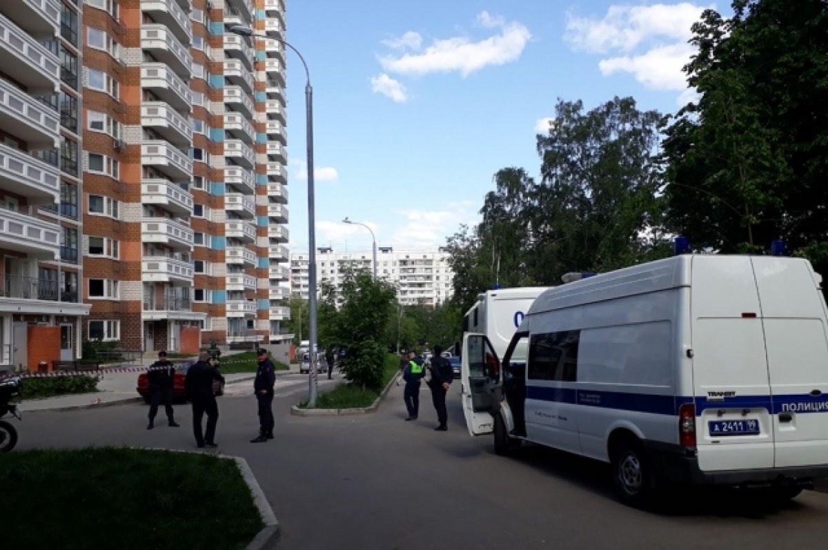 Беспилотник в дом санкт петербург. Беспилотник влетел в дом на профсоюзной. Профсоюзная 98 беспилотник. Российская улица около многоэтажки. Дом в который влетел дрон в Москве.