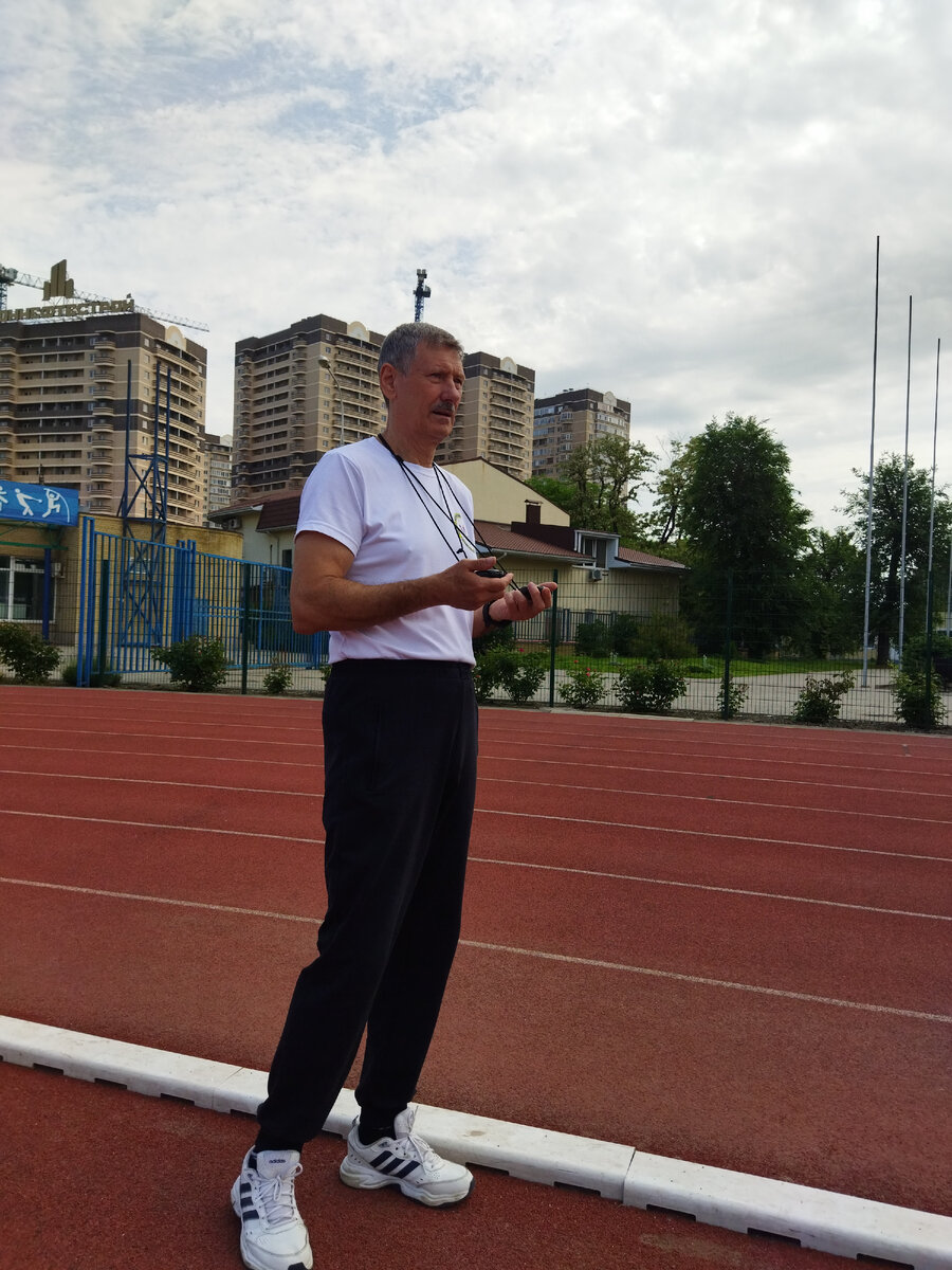 На рабочем месте. Провожу тренировку. 