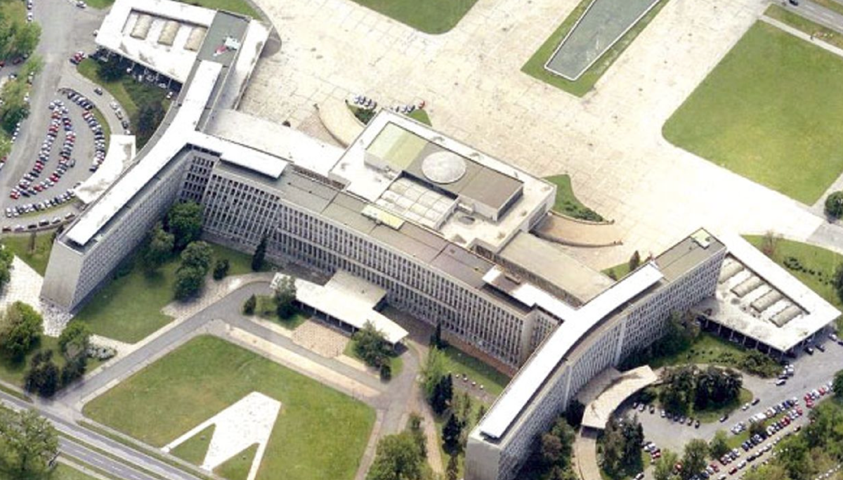 Величественное здание встречает вас по пути в Белград (с) architectuul.com