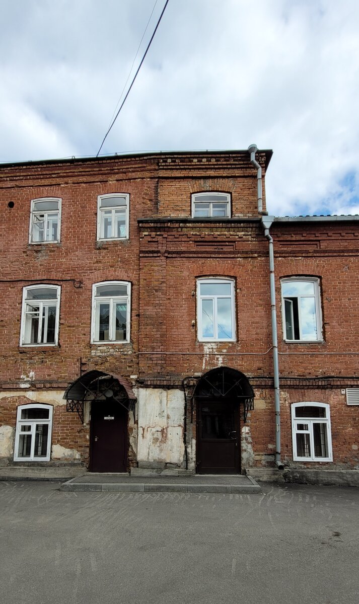 Во дворе такая мешанина из старого, нового кирпича, разные высоты. 