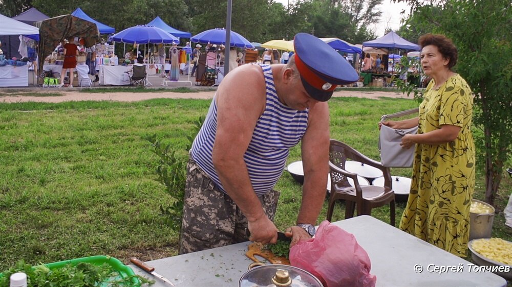 Зелень режут