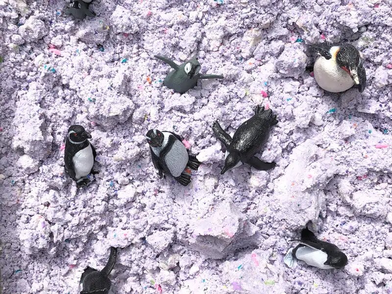 Облачное тесто - отличный материал для сенсорных игр. Фото с https://artfulparent.com