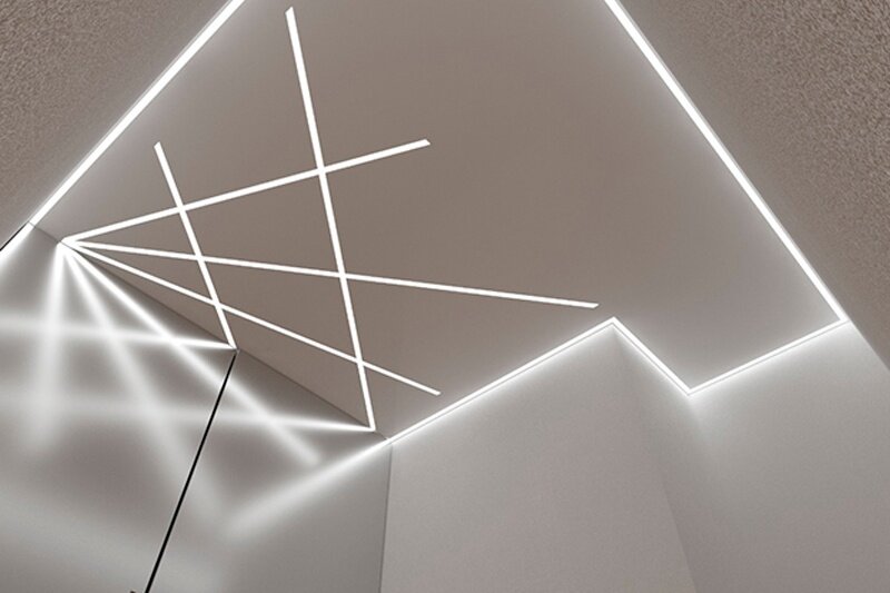 световые линии для натяжного. нишевые световые линии slott. светодиодная подсветка потолка. световыединии на потолке. светодиодные линии для натяжных потолков.