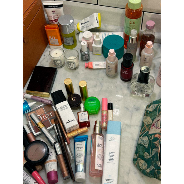    На фото: крем Reparation Intense, Neutrogena; стик Invisible Sun Care SPF 50+, Clarins; дезодорант-стик Cedrat, L'Occitane; крем для лица, Dr. Jart+; лак для ногтей, 276, Essie; крем для лица The Moisturiser, Skin Rocks by Caroline Hirons; румяна Cloud Paint, сыворотка Futuredew, жидкие тени Lidstar — все от Glossier; тоник Glow Tonic, Pixi; сыворотка № 1 de Chanel, крем для лица La solution 10 de Chanel — все от Chanel; туалетная вода Vetivero, Diptyque; палетка для глаз Backstage, Dior; СС-крем, Lumene; сыворотка C.E.O. Glow, очищающее средство Ceramic slip, спрей Pink Drink — все от Sunday Riley; жидкие тени on the blink, RAD; сыворотка B-Hydra™ Intensive Hydration Serum, масло для лица Virgin Marula Luxury — все от Drunk Elephant.