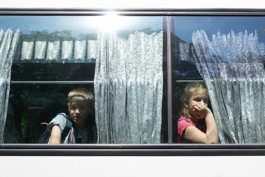    Дети из Белгородской области в автобусе © Михаил Токмаков/ТАСС