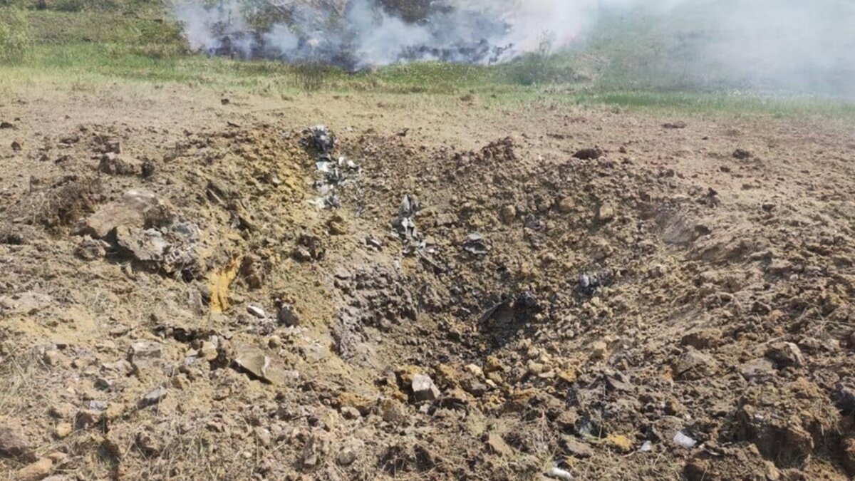     В районе поселка Товарково Дзержинского района Калужской области прогремели взрывы. По информации правительства региона, в поле упал неопознанный объект. Как сообщают Telegram-каналы, над Калужской областью сбили беспилотник самолетного типа.