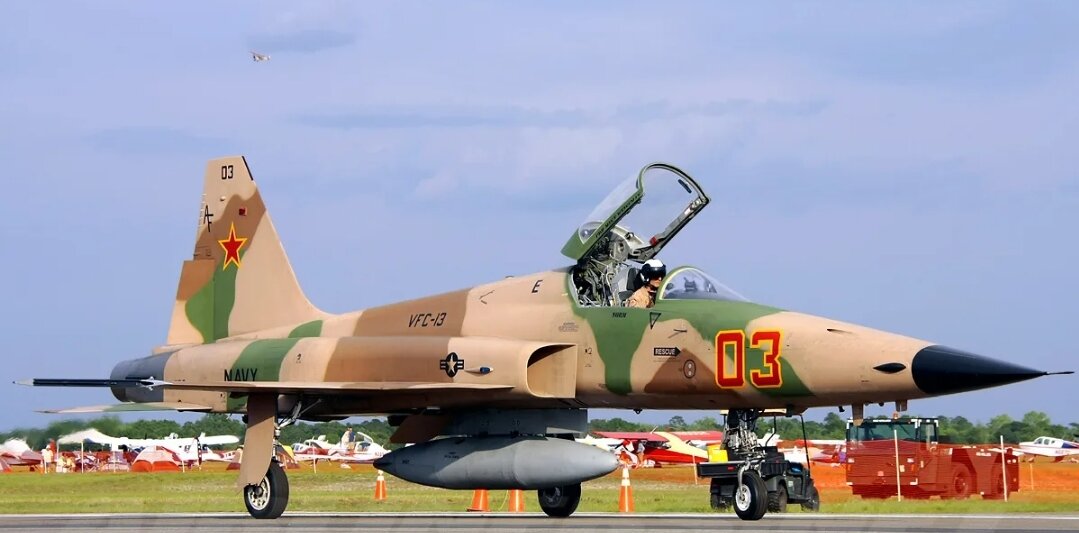 Пилот ВМС был спасен вертолетом у побережья Ки-Уэста, штат Флорида, после того, как ему пришлось катапультироваться из учебного самолета F-5N.