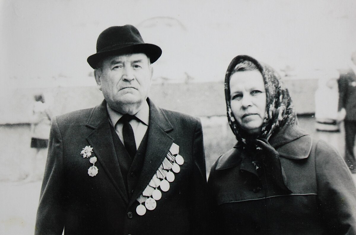 Супруги Григорий Степанович и Мария Ефимовна Фурмановы у мемориала «Живые – помните»! в поселке Прогресс.