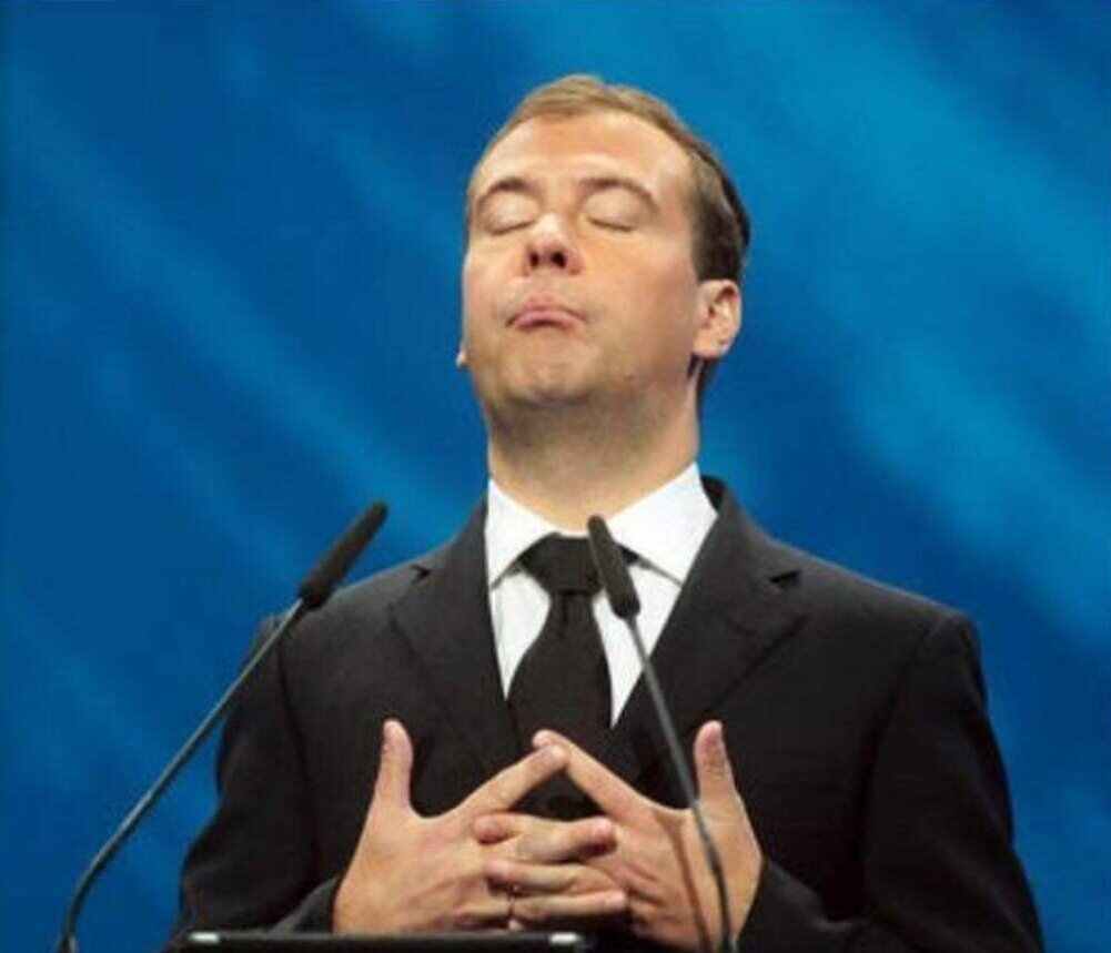 Глупый политик. Медведев смешной. Глупый Медведев.