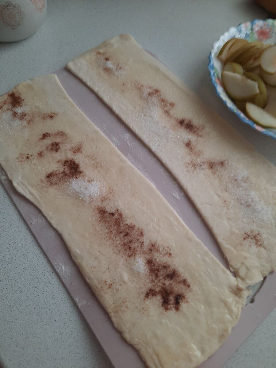 Посыпаем сахаром и корицей