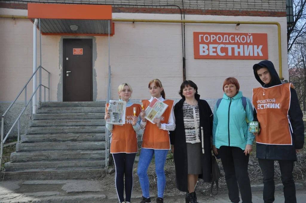 ФОТО: архив "Городской вестник". Именно к этому крыльцу выстраивается очередь из преданных читателей газеты.