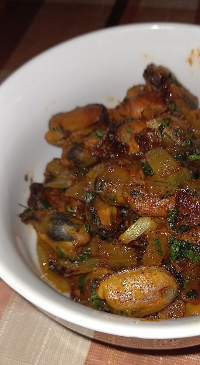 Мидии с репчатым луком, томатной пастой и свежей петрушкой