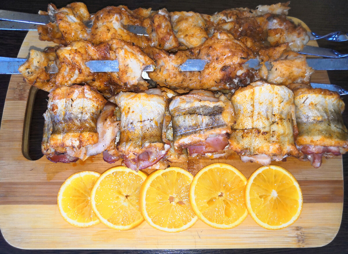 Тушку минтая разделываем на филе по всей длине. Маринуем 30-40 минут. Затем берем одно филе, сверху кладем бекон и заворачиваем беконом вовнутрь. Жарим на решетке 20 минут. Подавать можно с апельсинами или овощами. Минтая с беконом на углях.
Рыба минтай разделанная на филе.
Свиной бекон.
Соль.
Перец черный.
Паприка.
Лимонный сок.
Лук зеленый.
Майонез.
Масло оливковое.
Чеснок.
Жарим на седых углях.
Приятного всем аппетита!
Тот самый шашлычок! В социальных сетях:
Регистрация на мои каналы!
Яндекс Дзен - https://zen.yandex.ru/thesamekebab
Donate yandex - https://money.yandex.ru/to/4100115590009862
Rutube - https://rutube.ru/u/thesamekebab/
ЯRus - https://yarus.ru/user/3368708
Boosty - https://boosty.to/thesamekebab
Donate - https://boosty.to/thesamekebab/donate
YouTube - https://www.youtube.com/@thesamekebab
Telegram - https://t.me/Thesamekebab55
До скорых встреч!
#тотсамыйшашлычок #шашлыкминтай #рыбныйшашлык