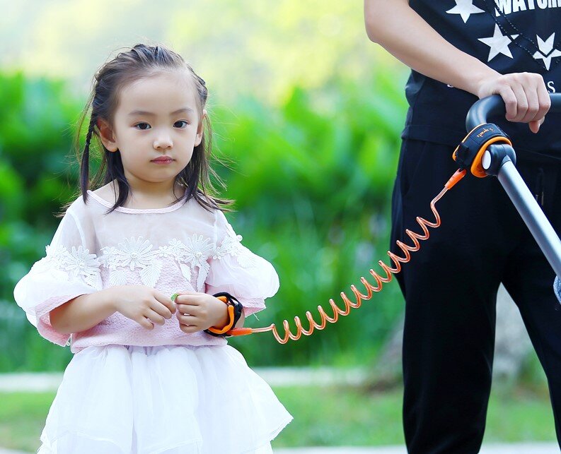 Пупс на прогулке. Китайские младенцы на улицах. Джеки чан малыш на 30 миллионов. Младенец на поводке. Вожжи поводок для ребенка.