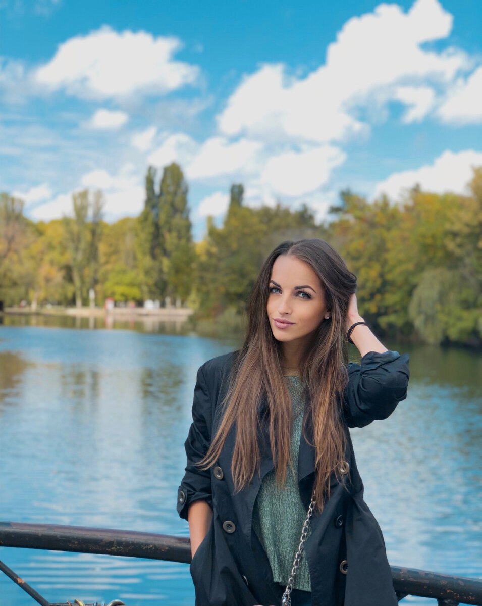 Я наверно в привидений верю больше чем в приметы, мое мнение что их придумали люди, которые не стабильны в чем, не до конца уверены в каких то своих действиях. Никто не знает что произойдет дальше, поэтому можно верить в любой результат развития событий. Верования в приметы усложняют жизнь, если перешла дорогу чёрная кошка, то обязательно ждете неприятностей, начинаете унывать, депрессировать. Кошка просто куда то шла, это максимум. Все мысли о приметах надо пропускать мимо ушей. Я верю в науку, физику.. 
если вы верите во все это, то хотябы переставляйте все так, чтобы они были приятные, направляйте их на хорошие мысли. Еще меня очень раздражает что люди говорят про приметы, про которые я вообще первый раз слышу впринципе, и говорят нельзя так делать а то плохо будет, да боже мой, вы только что это придумали чтоб я так не делала? Хватит нагнетать на меня на себя на жизнь, давайте жить в позитиве, мысли материальны, будешь думать о хорошем так и будет! 

Если вы все же верующие, то лайкнув мои посты- к радостям! Подписаться на меня - к деньгам! 