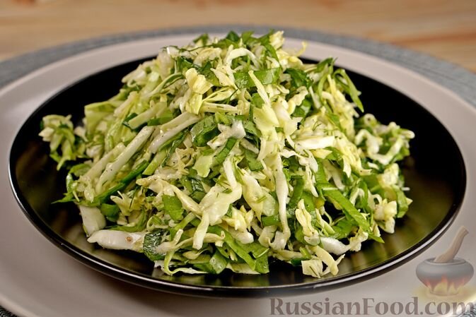 капуста белокочанная, щавель, лук зелёный, зелень укропа, зелень петрушки, масло растительное, лимон, соль, перец чёрный молотый