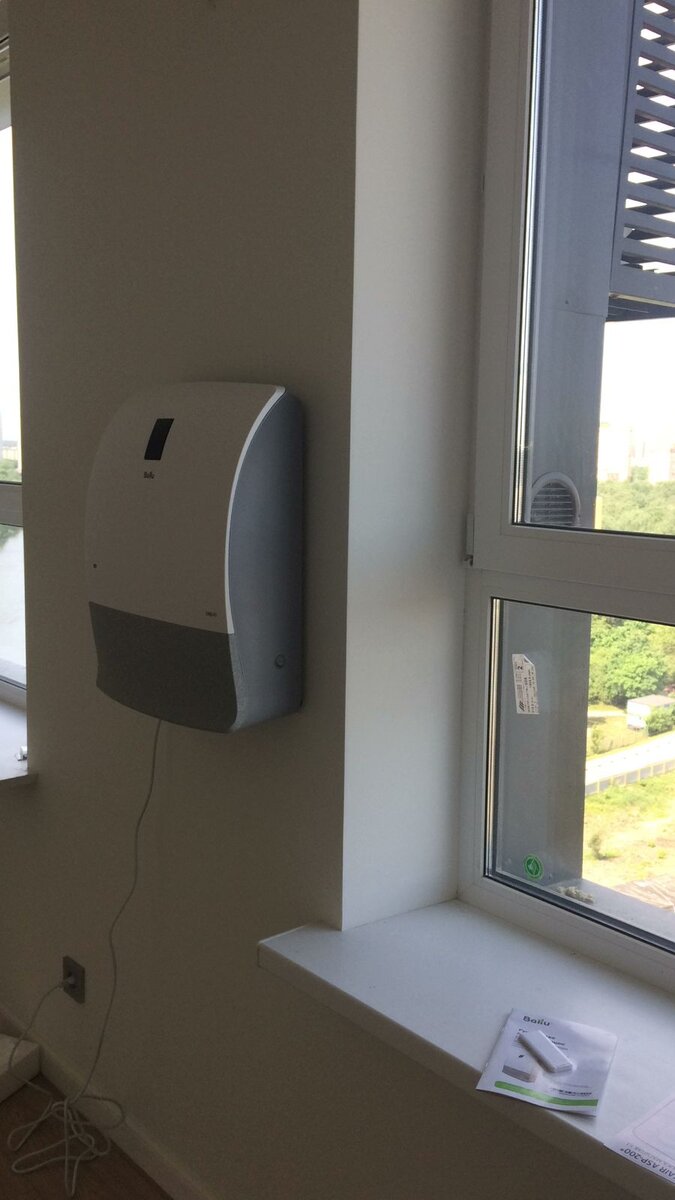 Ballu OneAir 200 с выводом в откос окна в гостиной