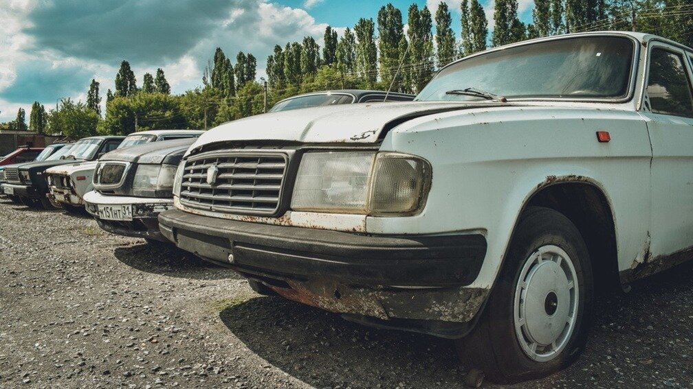     Вслед за «Москвичом», который начали выпускать на мощностях ушедшего из России Renault, объявлены планы возрождения «Волги». Ее буду собирать на конвейере, с которого еще в прошлом году сходили Volkswagen и Skoda. Вспоминаем историю марки и рассуждаем с экспертами о ее будущем.