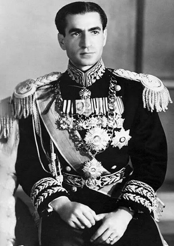 Сорайя впервые увидела шаха Мохаммеда Реза во дворце Гулистан, куда она была приглашена старшей сестрой шаха, принцессой Шанс, на чашку послеполуденного чая.-5