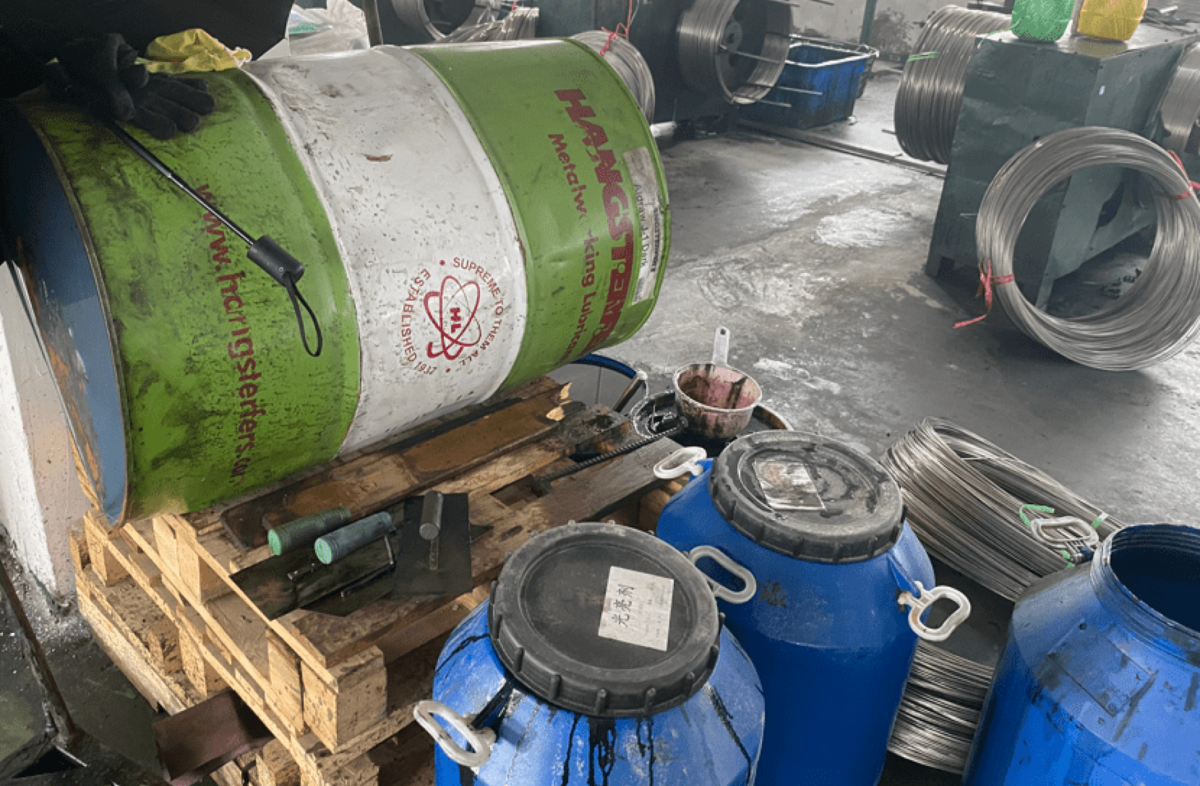 При проверке завода может оказаться, что на производстве антисанитария и бардак, хотя документы в порядке, а сайт и каталоги красивые и презентабельные