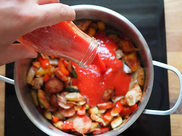 Овощное рагу с мясом и кабачками, приготовленное в глубокой сковороде или сотейнике — по-настоящему летнее блюдо. Я люблю это сказочное сочетание кабачков, перца и помидоров.-8
