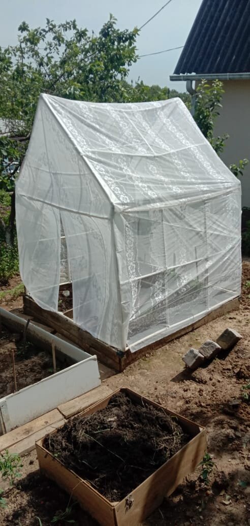 Красивая тепличка, с цветочным рисунком на крыше👍