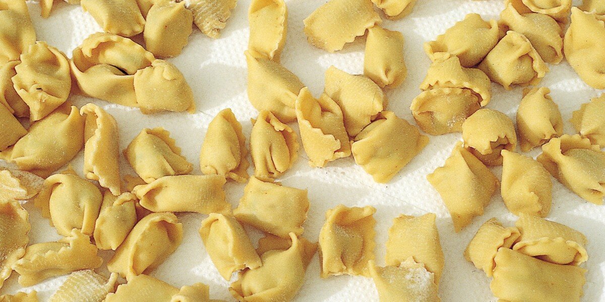 Аньолини (Agnolini) - традиционная мантуанская яичная паста с мясной начинкой. В отличие от равиоли и тортеллини, обычно тушатся в соусе, а не отвариваются.