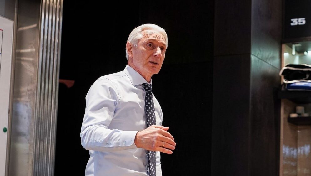     Президент России Владимир Путин наградил главного тренера казанского «Ак Барса» Зинэтулу Билялетдинова орденом Александра Невского. Об этом говорится в документе, опубликованном на официальном портале правовой информации.