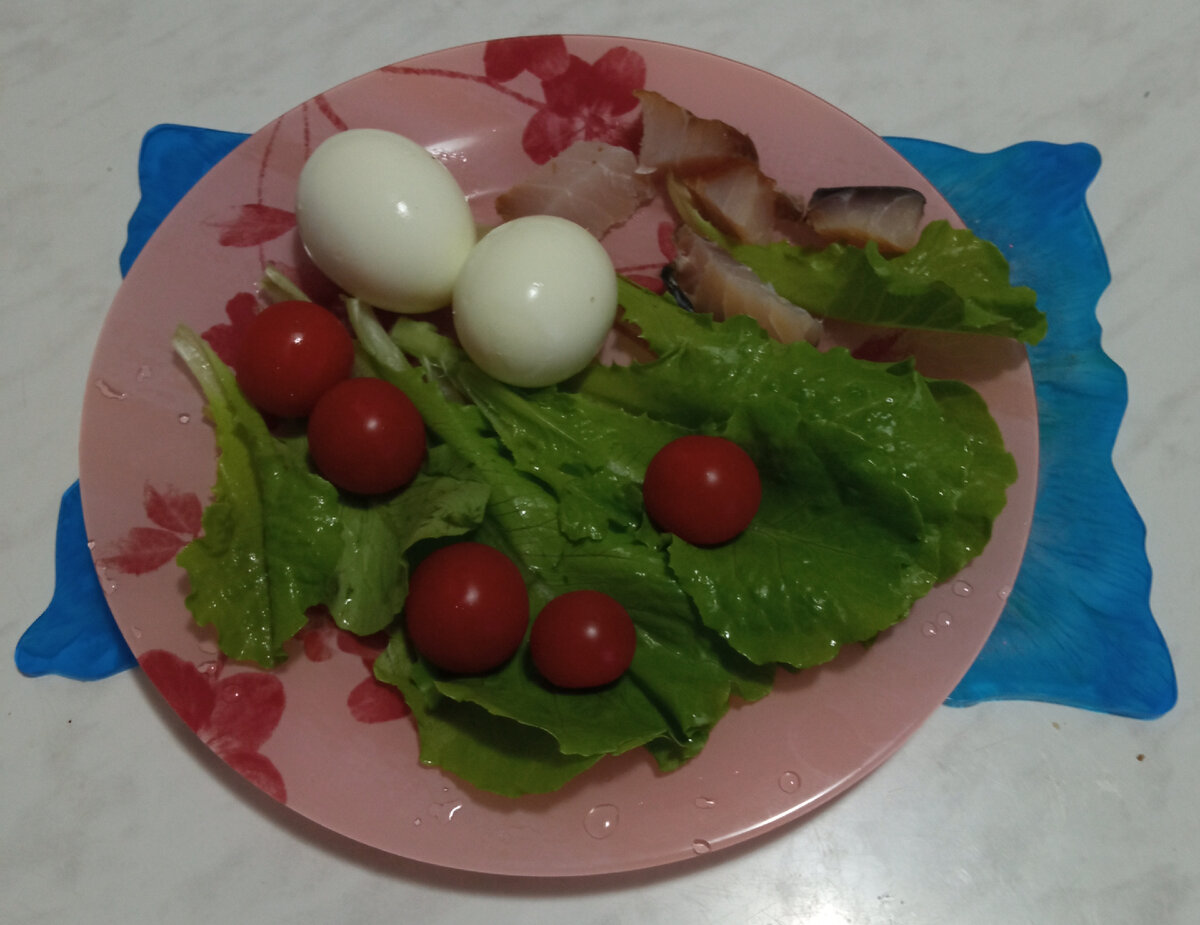 Завтрак яйцо отварное-112гр., листья салата-25гр., марлин-34гр., помидоры черри-63гр. Чай. К-234,39       Б-22,16       Ж-14,21         У-3,04.