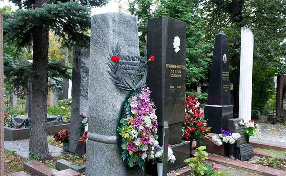Могила ширвиндта на новодевичьем кладбище фото. Могила Вячеслава Молотова Новодевичье кладбище. Новодевичье кладбище могилы Молотов.