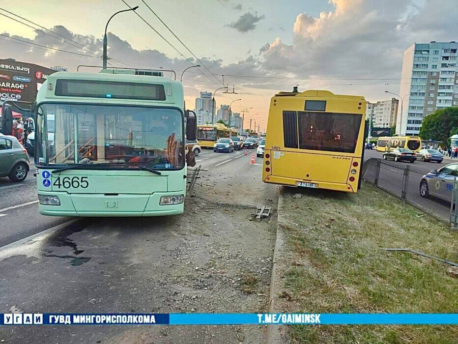 В Минске 8 пассажиров попали в больницу после тарана троллейбуса автобусом — Видео