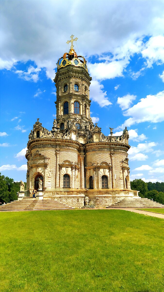 Вид на храм Знамения Пресвятой Богородицы. Фото автора. 