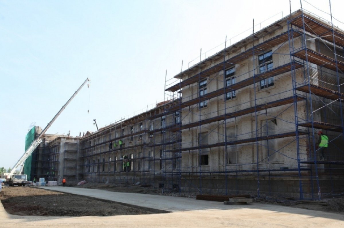    В основном корпусе проводят внутреннюю отделку помещений и внешнее оштукатуривание.