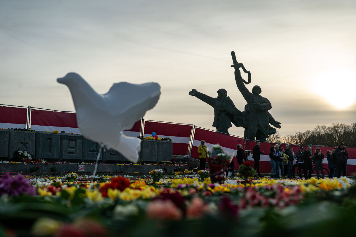 Цветы у мемориального комплекса "Памятник воинам Советской Армии - освободителям Советской Латвии и Риги от немецко-фашистских захватчиков" в Риге // Sputnik / Стрингер