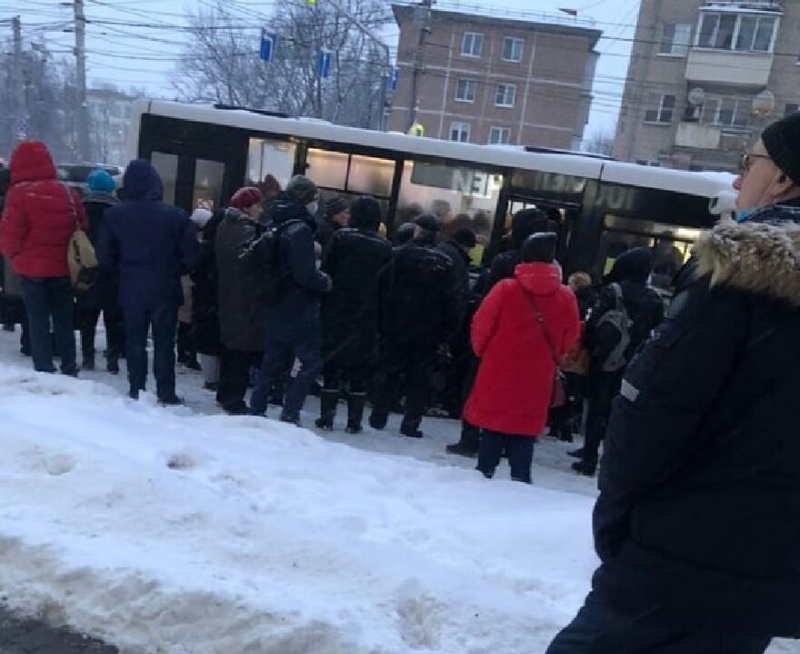 10 января 2019 года. Туляки пожаловались на работу общественного транспорта. Остановка утро люди. Тула люди.