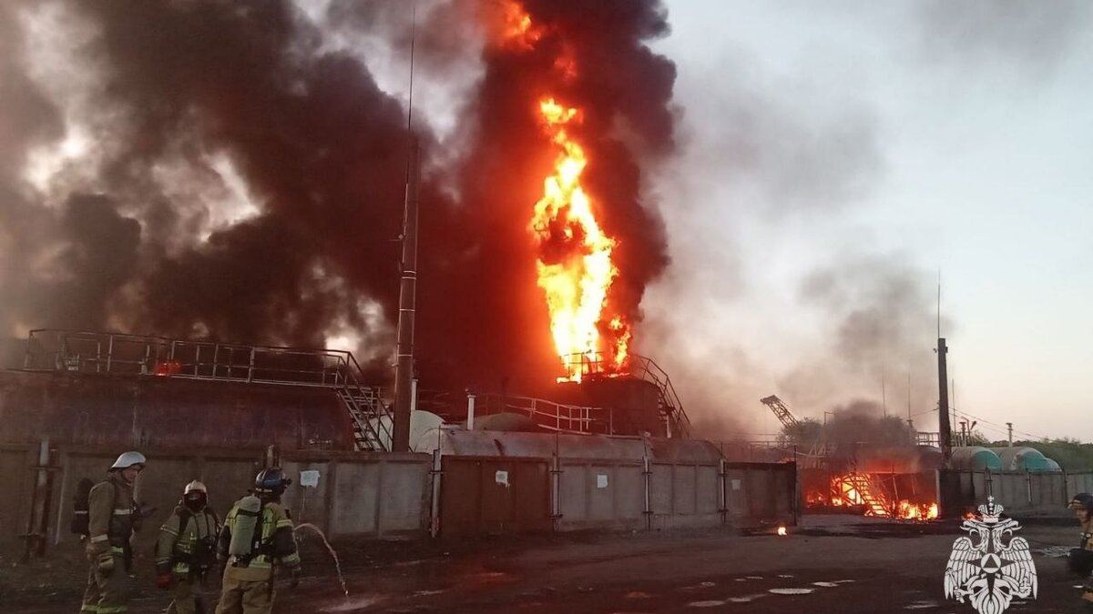     О том, что пожар не представляет угрозы для близлежащих домов, сообщили в ведомстве 9 июня.