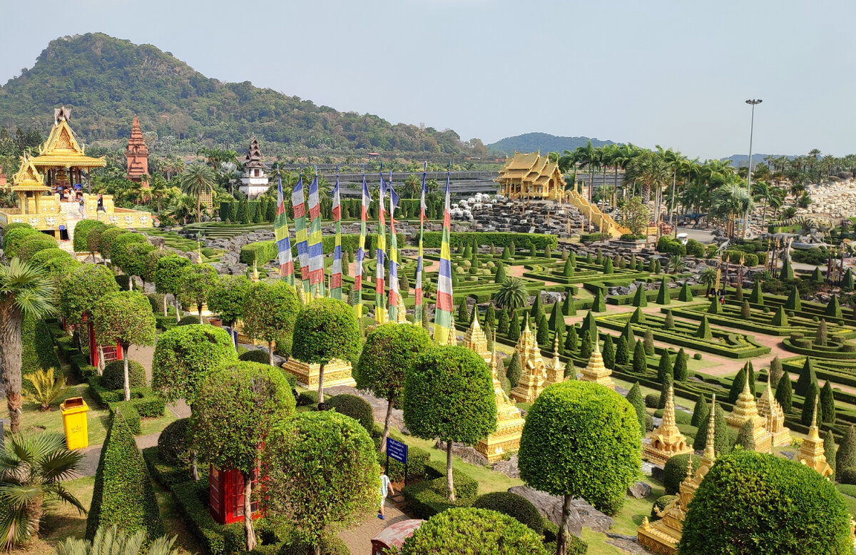 Внизу - Французский сад, за ним стада динозавров