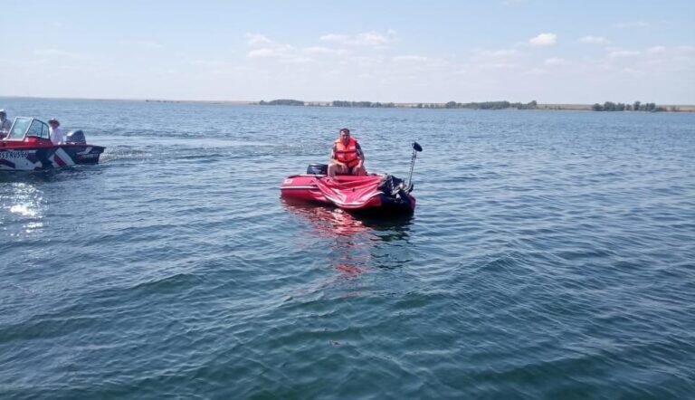    На Ириклинском водохранилище спасатели обнаружили в сдувшейся моторке спящего мужчину Марина Шарт