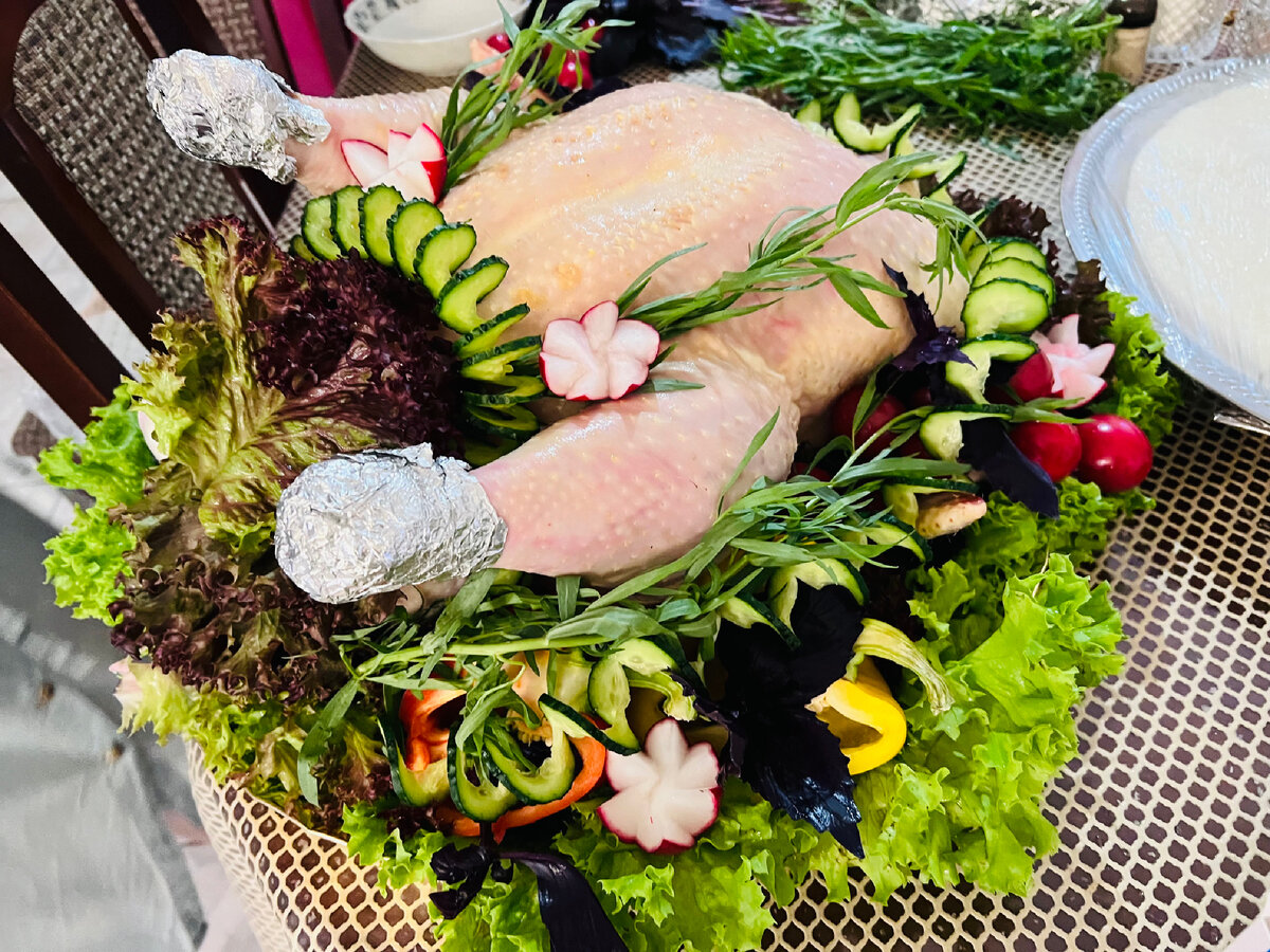 Индюк уложенный зеленью и овощами..