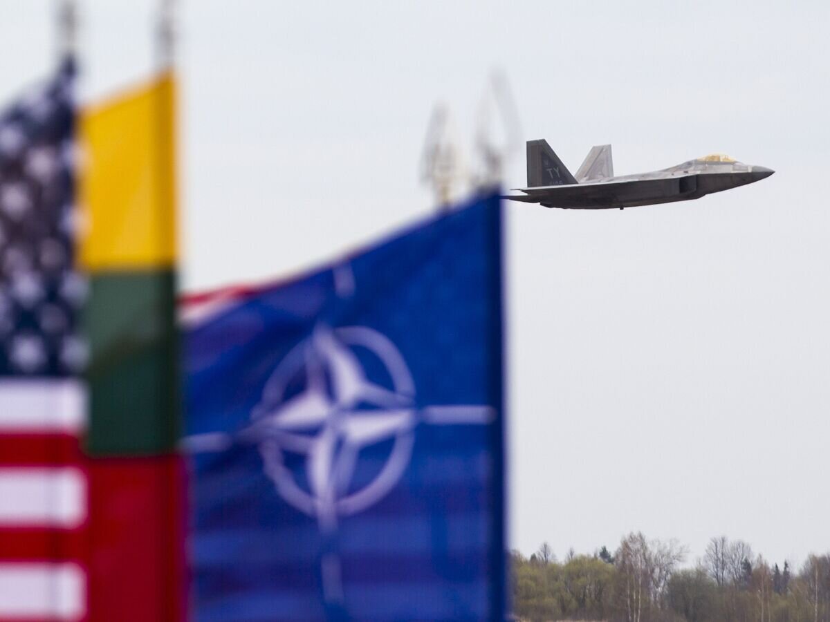    Истребитель ВВС США F-22 Raptor на авиабазе Зокняй, Литва© AP Photo / Mindaugas Kulbis