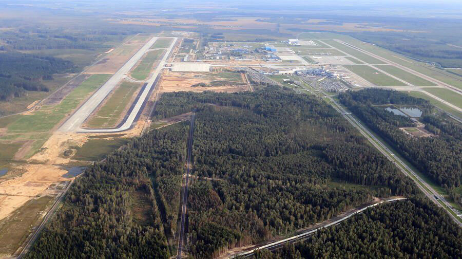 В минском аэропорту самолет. Аэропорт Минск 2. Минск аэропорт аэродром. Аэропорт Минск сверху. Аэропорт Минск вид сверху.