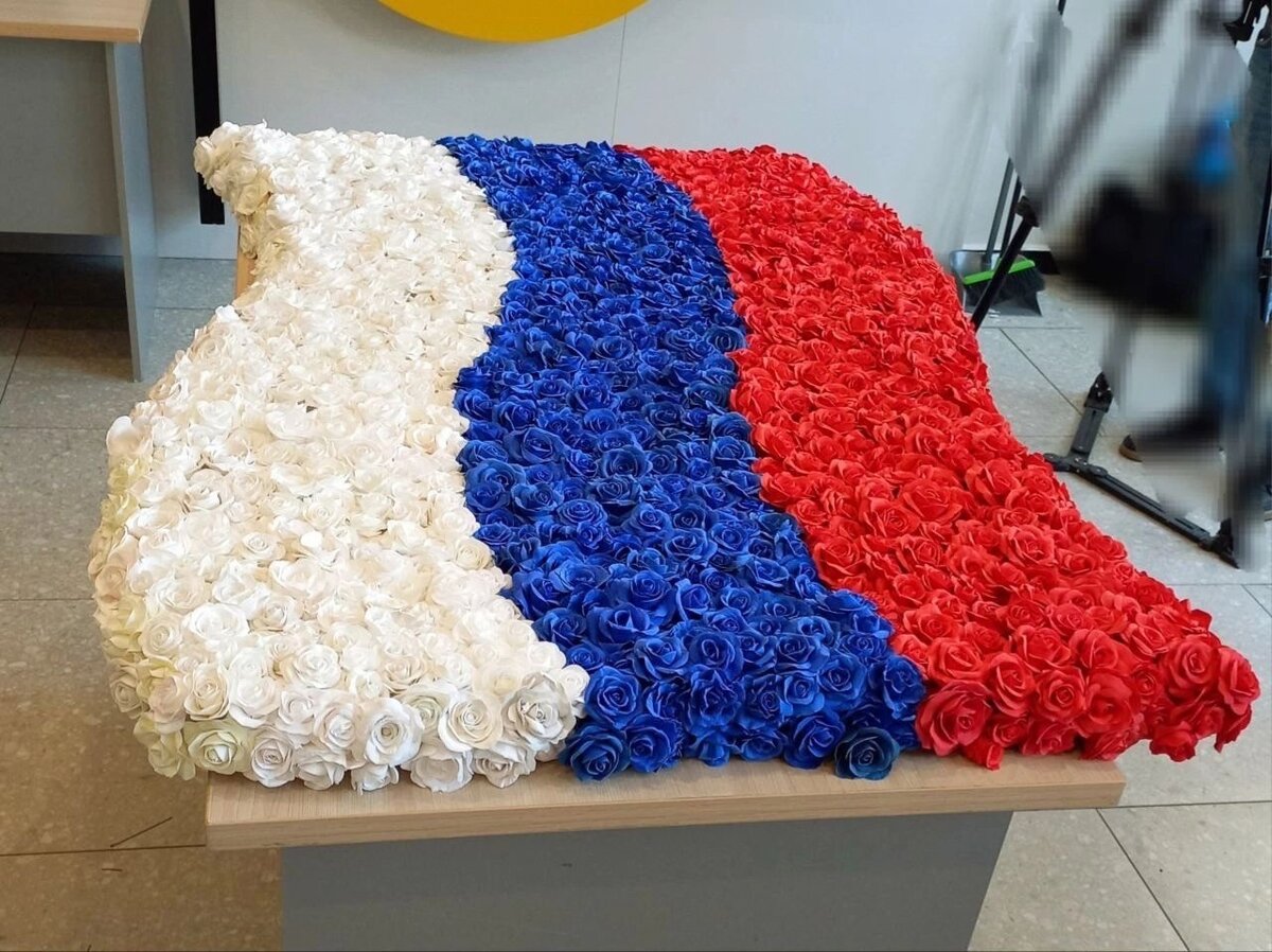 Флагны 1225 роза чәчәгеннән төзегәннәр.